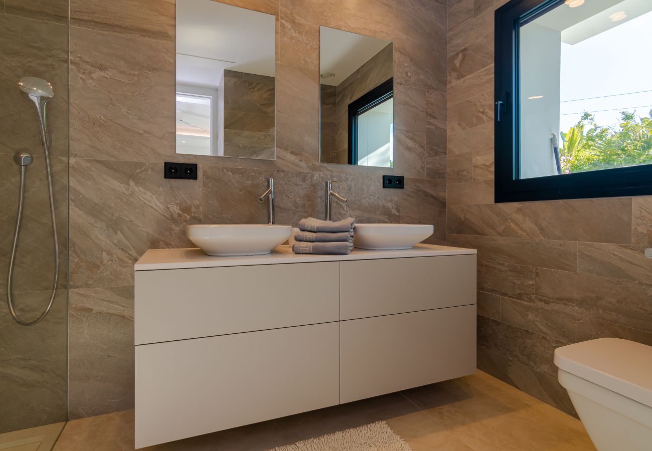 Villa in Marbella - Luxury villa | Heated pool* & private jacuzzi