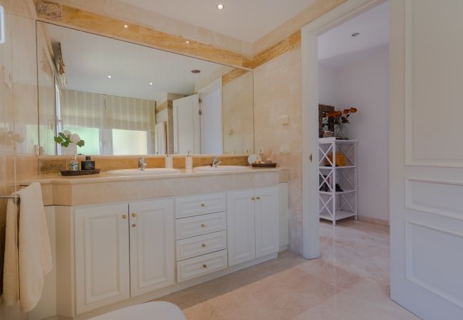 Ferienwohnung in Marbella - 18166 - HERVORRAGENDE LAGE IN ERSTER LINIE - BEHEIZTER POOL Ferienwohnung in Marbella - 18166 - HERVORRAGENDE LAGE IN ERSTER LINIE - BEHEIZTER POOL