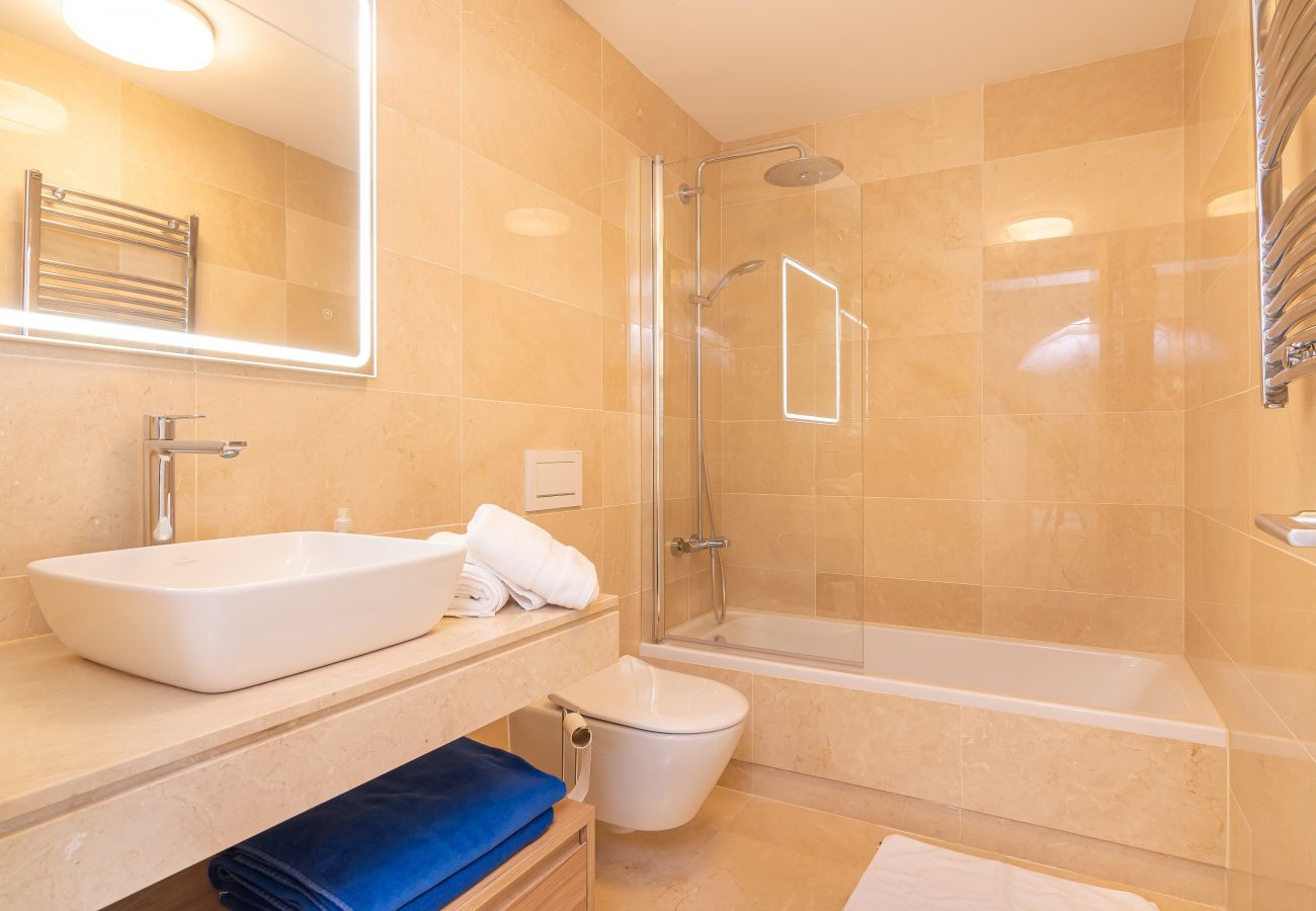 Stadthaus in La Cala de Mijas - Modernes Ferienwohnung mit Pool auf Dachterasse