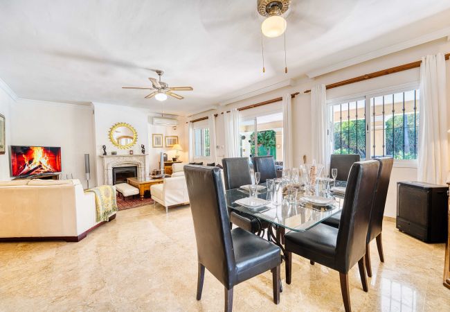 Villa in Estepona - 1106 Luxuriöse Familienvilla mit beheiztem Pool Villa in Estepona - 1106 Luxuriöse Familienvilla mit beheiztem Pool