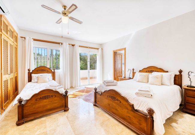 Villa in Estepona - 1106 Luxuriöse Familienvilla mit beheiztem Pool Villa in Estepona - 1106 Luxuriöse Familienvilla mit beheiztem Pool