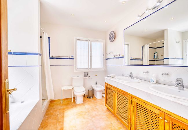 Villa in Estepona - 1106 Luxuriöse Familienvilla mit beheiztem Pool Villa in Estepona - 1106 Luxuriöse Familienvilla mit beheiztem Pool