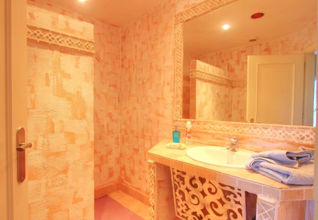 Villa in Marbella - 2042 Elegante Villa mit Garten, beheiztem Pool und geräumigem Layout Villa in Marbella - 2042 Elegante Villa mit Garten, beheiztem Pool und geräumigem Layout