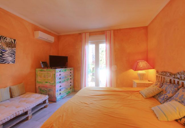 Villa in Marbella - 2042 Elegante Villa mit Garten, beheiztem Pool und geräumigem Layout Villa in Marbella - 2042 Elegante Villa mit Garten, beheiztem Pool und geräumigem Layout