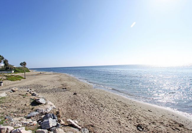 Villa in Marbella - 1100 Atemberaubende Strandvilla in Marbesa mit Gartenpool Villa in Marbella - 1100 Atemberaubende Strandvilla in Marbesa mit Gartenpool