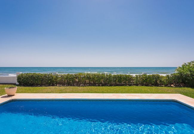 Villa in Marbella - 1100 Atemberaubende Strandvilla in Marbesa mit Gartenpool Villa in Marbella - 1100 Atemberaubende Strandvilla in Marbesa mit Gartenpool