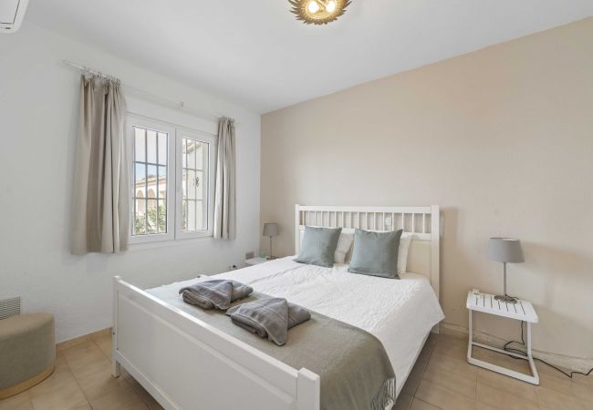 Villa in Marbella - 1100 Atemberaubende Strandvilla in Marbesa mit Gartenpool Villa in Marbella - 1100 Atemberaubende Strandvilla in Marbesa mit Gartenpool