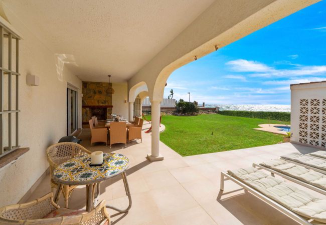 Villa in Marbella - 1100 Atemberaubende Strandvilla in Marbesa mit Gartenpool Villa in Marbella - 1100 Atemberaubende Strandvilla in Marbesa mit Gartenpool