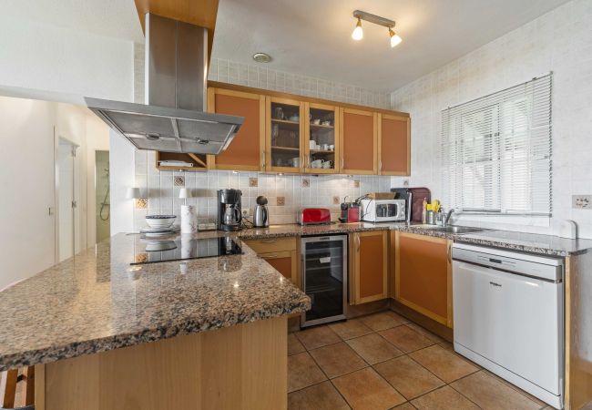 Villa in Marbella - 1100 Atemberaubende Strandvilla in Marbesa mit Gartenpool Villa in Marbella - 1100 Atemberaubende Strandvilla in Marbesa mit Gartenpool