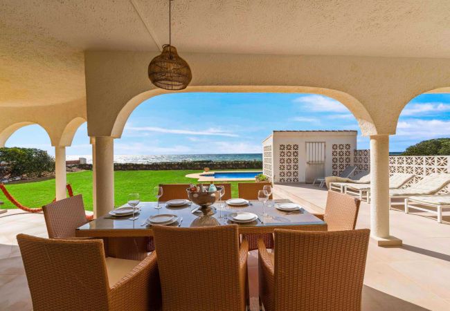 Villa in Marbella - 1100 Atemberaubende Strandvilla in Marbesa mit Gartenpool Villa in Marbella - 1100 Atemberaubende Strandvilla in Marbesa mit Gartenpool