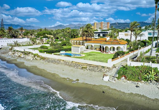 Villa in Marbella - 1100 Atemberaubende Strandvilla in Marbesa mit Gartenpool Villa in Marbella - 1100 Atemberaubende Strandvilla in Marbesa mit Gartenpool