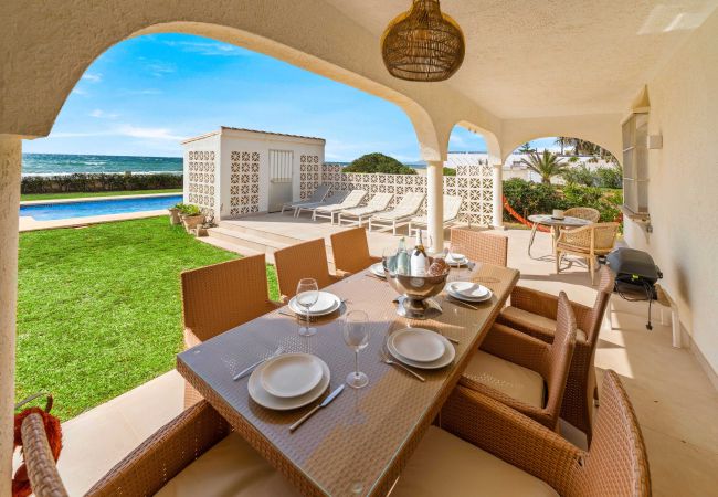 Villa in Marbella - 1100 Atemberaubende Strandvilla in Marbesa mit Gartenpool Villa in Marbella - 1100 Atemberaubende Strandvilla in Marbesa mit Gartenpool