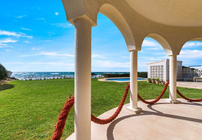 Villa in Marbella - 1100 Atemberaubende Strandvilla in Marbesa mit Gartenpool Villa in Marbella - 1100 Atemberaubende Strandvilla in Marbesa mit Gartenpool