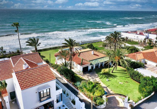 Villa in Marbella - 1100 Atemberaubende Strandvilla in Marbesa mit Gartenpool Villa in Marbella - 1100 Atemberaubende Strandvilla in Marbesa mit Gartenpool