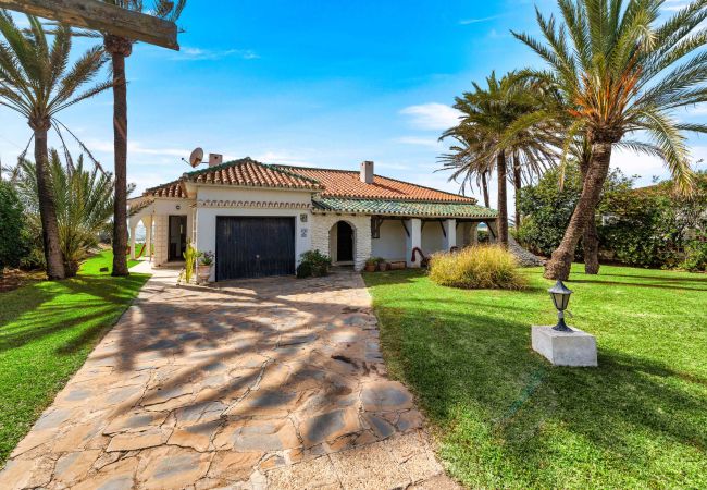 Villa in Marbella - 1100 Atemberaubende Strandvilla in Marbesa mit Gartenpool Villa in Marbella - 1100 Atemberaubende Strandvilla in Marbesa mit Gartenpool