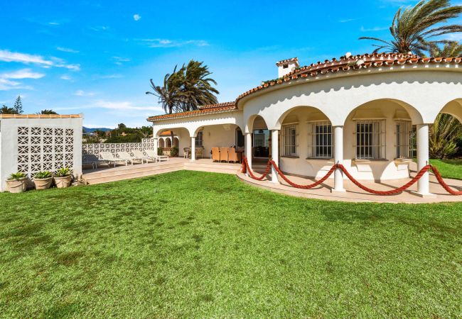 Villa in Marbella - 1100 Atemberaubende Strandvilla in Marbesa mit Gartenpool Villa in Marbella - 1100 Atemberaubende Strandvilla in Marbesa mit Gartenpool