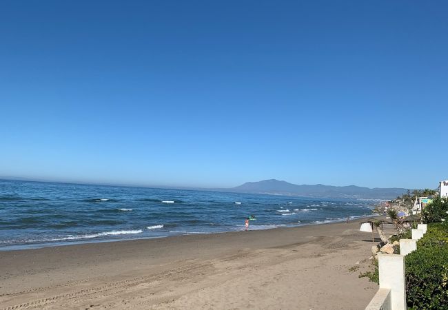 Villa in Marbella - 1100 Atemberaubende Strandvilla in Marbesa mit Gartenpool Villa in Marbella - 1100 Atemberaubende Strandvilla in Marbesa mit Gartenpool