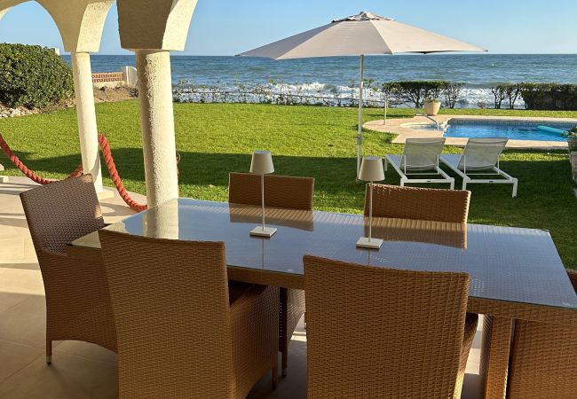 Villa in Marbella - 1100 Atemberaubende Strandvilla in Marbesa mit Gartenpool Villa in Marbella - 1100 Atemberaubende Strandvilla in Marbesa mit Gartenpool