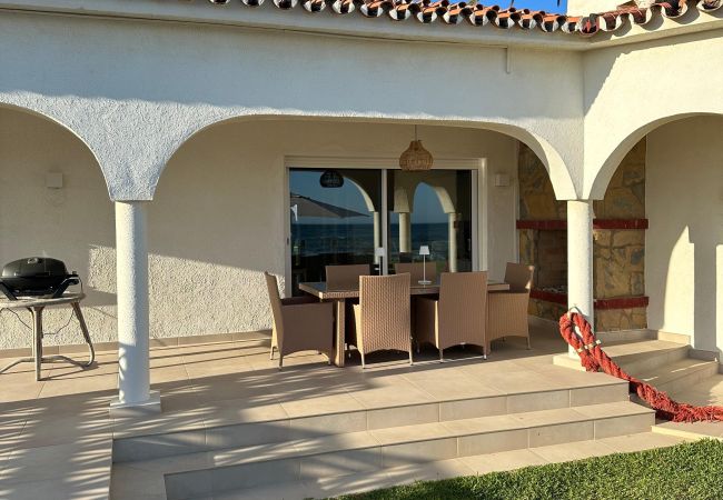 Villa in Marbella - 1100 Atemberaubende Strandvilla in Marbesa mit Gartenpool Villa in Marbella - 1100 Atemberaubende Strandvilla in Marbesa mit Gartenpool