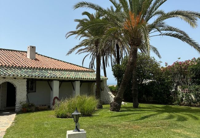 Villa in Marbella - 1100 Atemberaubende Strandvilla in Marbesa mit Gartenpool Villa in Marbella - 1100 Atemberaubende Strandvilla in Marbesa mit Gartenpool