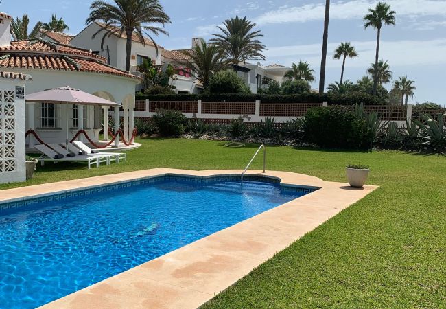 Villa in Marbella - 1100 Atemberaubende Strandvilla in Marbesa mit Gartenpool Villa in Marbella - 1100 Atemberaubende Strandvilla in Marbesa mit Gartenpool