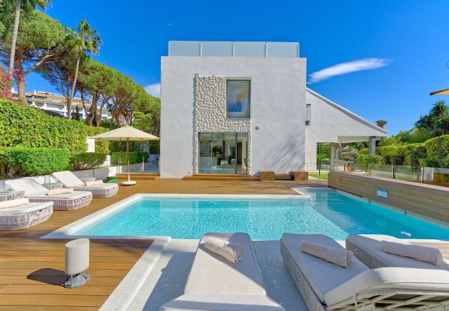 Villa in Marbella - 2244 Luxusvilla mit beheiztem Pool in Puerto Banús Villa in Marbella - 2244 Luxusvilla mit beheiztem Pool in Puerto Banús