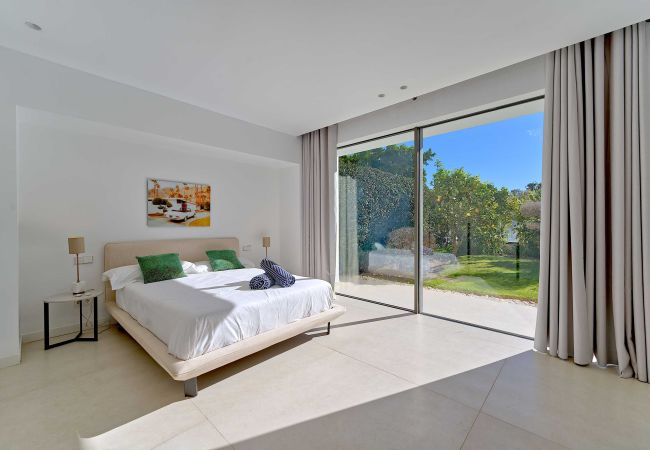 Villa in Marbella - 2244 Luxusvilla mit beheiztem Pool in Puerto Banús Villa in Marbella - 2244 Luxusvilla mit beheiztem Pool in Puerto Banús