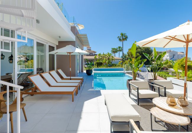 Villa in Mijas Costa - 18 PAX EINZIGARTIGE & RIESIGE LUXUSVILLA MIT BEHEIZTEM POOL, KINO/TAGUNGSRAUM & FITNESSSTUDIO IN STRANDNÄHE Villa in Mijas Costa - 18 PAX EINZIGARTIGE & RIESIGE LUXUSVILLA MIT BEHEIZTEM POOL, KINO/TAGUNGSRAUM & FITNESSSTUDIO IN STRANDNÄHE