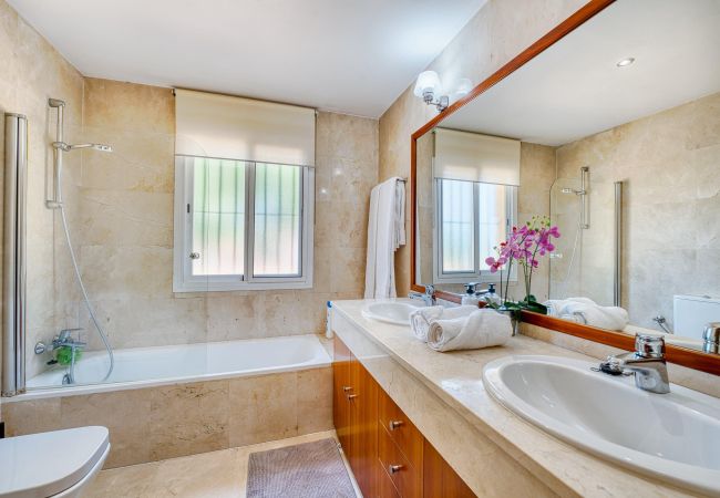 Doppelhaushälfte in Marbella - 3068 Luxuriöses Familien-Stadthaus in Elviria, Marbella Doppelhaushälfte in Marbella - 3068 Luxuriöses Familien-Stadthaus in Elviria, Marbella