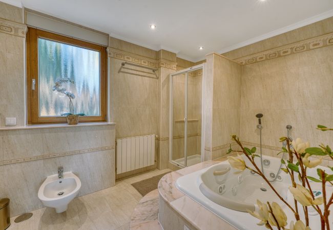 Villa in Marbella - 3077 Luxusvilla mit Pool und Aussicht in Elviria, Marbella Villa in Marbella - 3077 Luxusvilla mit Pool und Aussicht in Elviria, Marbella