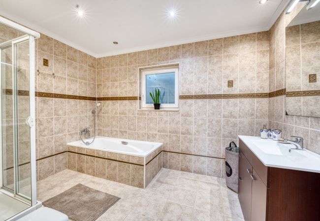 Villa in Marbella - 3077 Luxusvilla mit Pool und Aussicht in Elviria, Marbella Villa in Marbella - 3077 Luxusvilla mit Pool und Aussicht in Elviria, Marbella