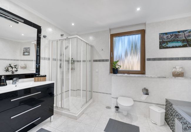 Villa in Marbella - 3077 Luxusvilla mit Pool und Aussicht in Elviria, Marbella Villa in Marbella - 3077 Luxusvilla mit Pool und Aussicht in Elviria, Marbella