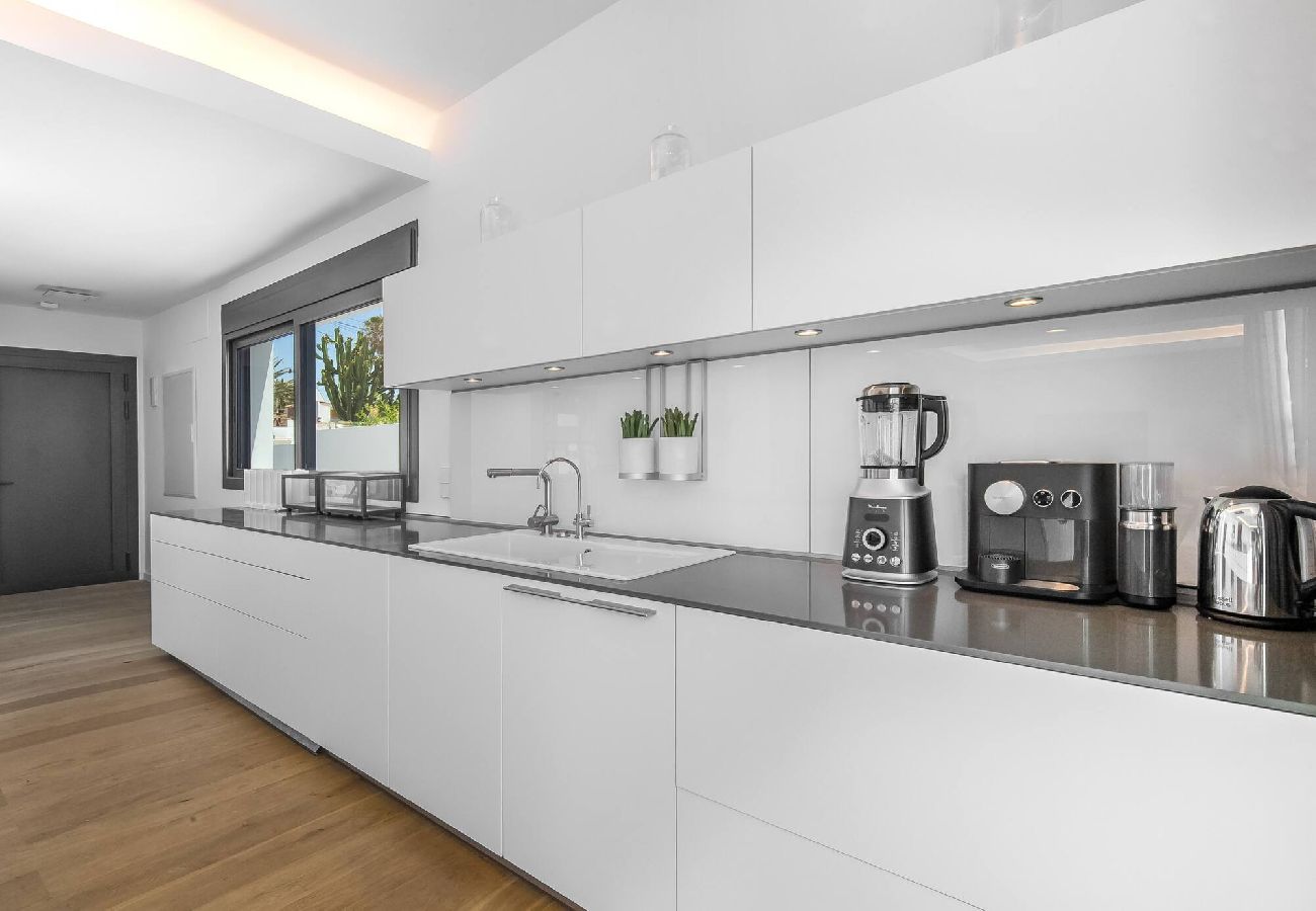 Villa in Marbella - Frontline Beach Costabella (r2576927) 