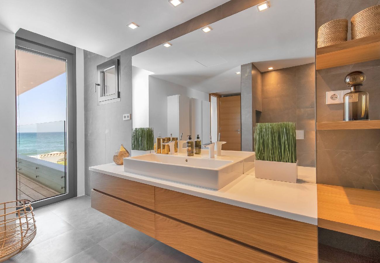 Villa in Marbella - Frontline Beach Costabella (r2576927) 