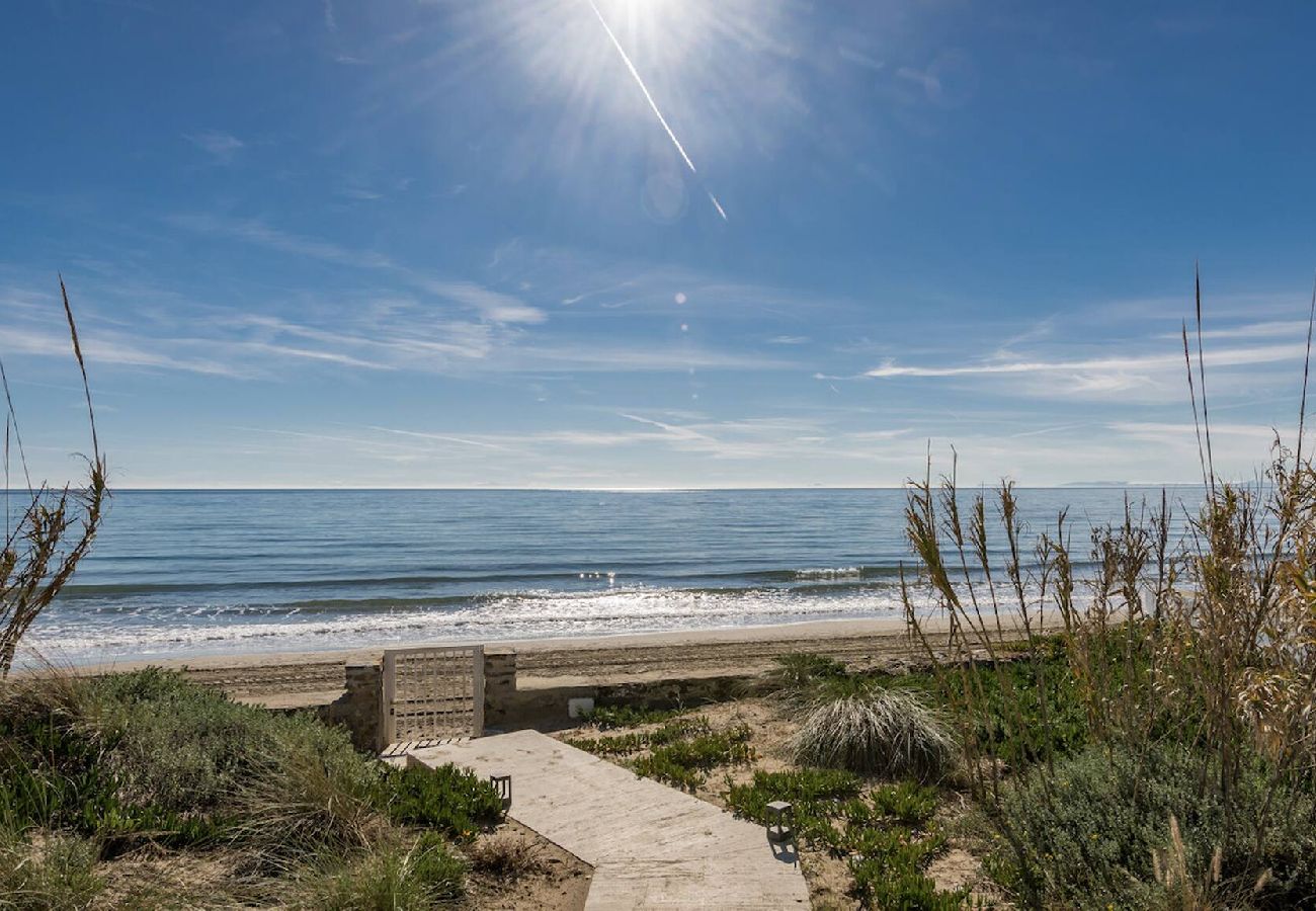 Villa in Marbella - Frontline Beach Costabella (r2576927) 