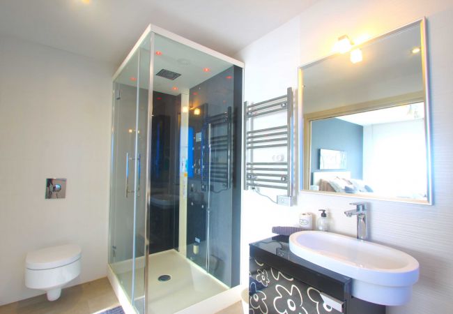 Apartamento en Marbella - 2036 Ático Espacioso en Golden Beach con Vistas Impresionantes Apartamento en Marbella - 2036 Ático Espacioso en Golden Beach con Vistas Impresionantes