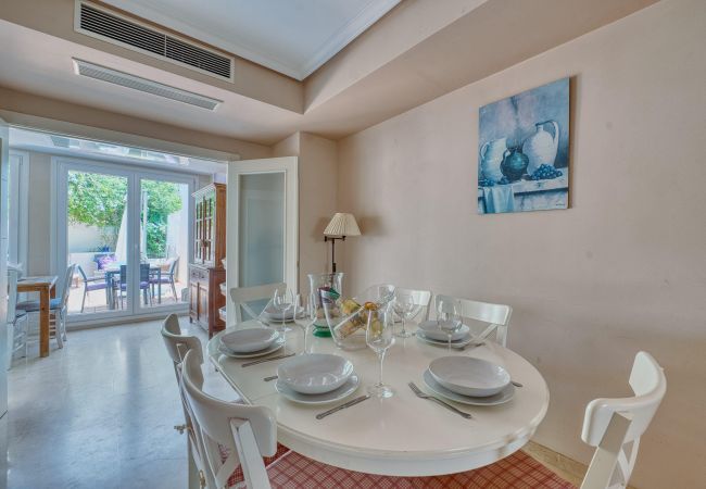 Casa en Marbella - 1107 Casa Familiar en Primera Línea de Playa con Piscina Casa en Marbella - 1107 Casa Familiar en Primera Línea de Playa con Piscina