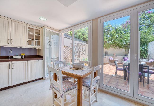 Casa en Marbella - 1107 Casa Familiar en Primera Línea de Playa con Piscina Casa en Marbella - 1107 Casa Familiar en Primera Línea de Playa con Piscina