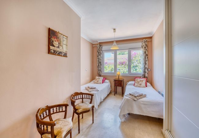 Casa en Marbella - 1107 Casa Familiar en Primera Línea de Playa con Piscina Casa en Marbella - 1107 Casa Familiar en Primera Línea de Playa con Piscina