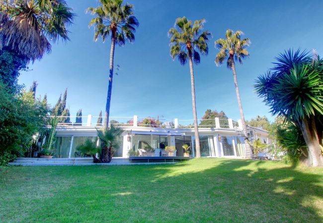 Villa en Marbella - 2042 Elegante Villa con Jardín, Piscina Climatizada y Diseño Espacioso Villa en Marbella - 2042 Elegante Villa con Jardín, Piscina Climatizada y Diseño Espacioso