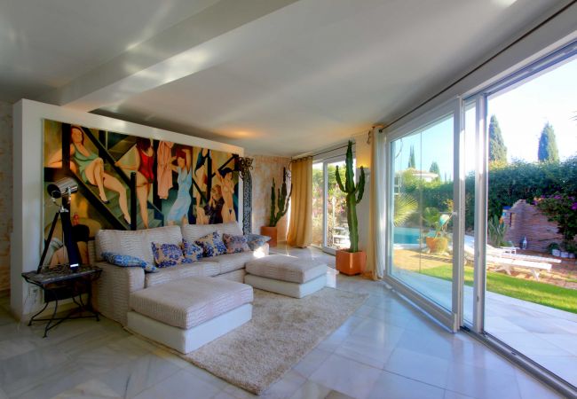 Villa en Marbella - 2042 Elegante Villa con Jardín, Piscina Climatizada y Diseño Espacioso Villa en Marbella - 2042 Elegante Villa con Jardín, Piscina Climatizada y Diseño Espacioso
