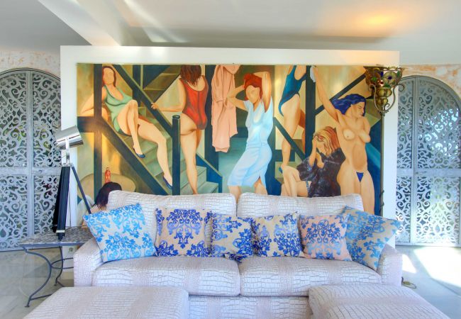 Villa en Marbella - 2042 Elegante Villa con Jardín, Piscina Climatizada y Diseño Espacioso Villa en Marbella - 2042 Elegante Villa con Jardín, Piscina Climatizada y Diseño Espacioso