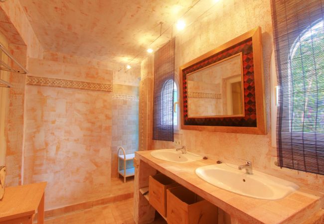 Villa en Marbella - 2042 Elegante Villa con Jardín, Piscina Climatizada y Diseño Espacioso Villa en Marbella - 2042 Elegante Villa con Jardín, Piscina Climatizada y Diseño Espacioso