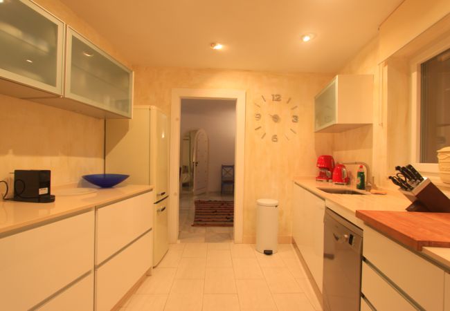 Villa en Marbella - 2042 Elegante Villa con Jardín, Piscina Climatizada y Diseño Espacioso Villa en Marbella - 2042 Elegante Villa con Jardín, Piscina Climatizada y Diseño Espacioso