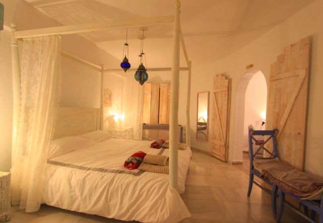 Villa en Marbella - 2042 Elegante Villa con Jardín, Piscina Climatizada y Diseño Espacioso Villa en Marbella - 2042 Elegante Villa con Jardín, Piscina Climatizada y Diseño Espacioso