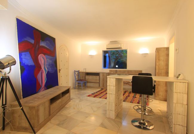 Villa en Marbella - 2042 Elegante Villa con Jardín, Piscina Climatizada y Diseño Espacioso Villa en Marbella - 2042 Elegante Villa con Jardín, Piscina Climatizada y Diseño Espacioso