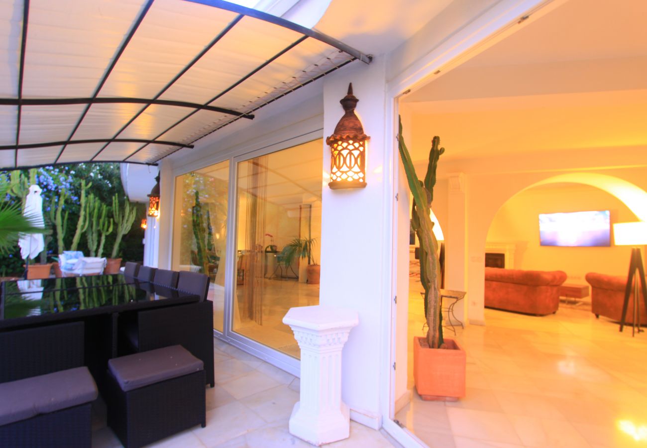 Villa en Marbella - 2042 Elegante Villa con Jardín, Piscina Climatizada y Diseño Espacioso