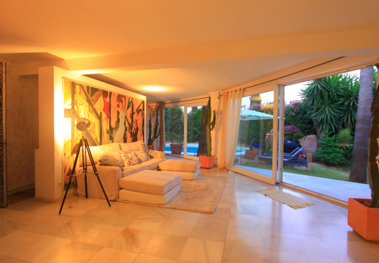 Villa en Marbella - 2042 Elegante Villa con Jardín, Piscina Climatizada y Diseño Espacioso