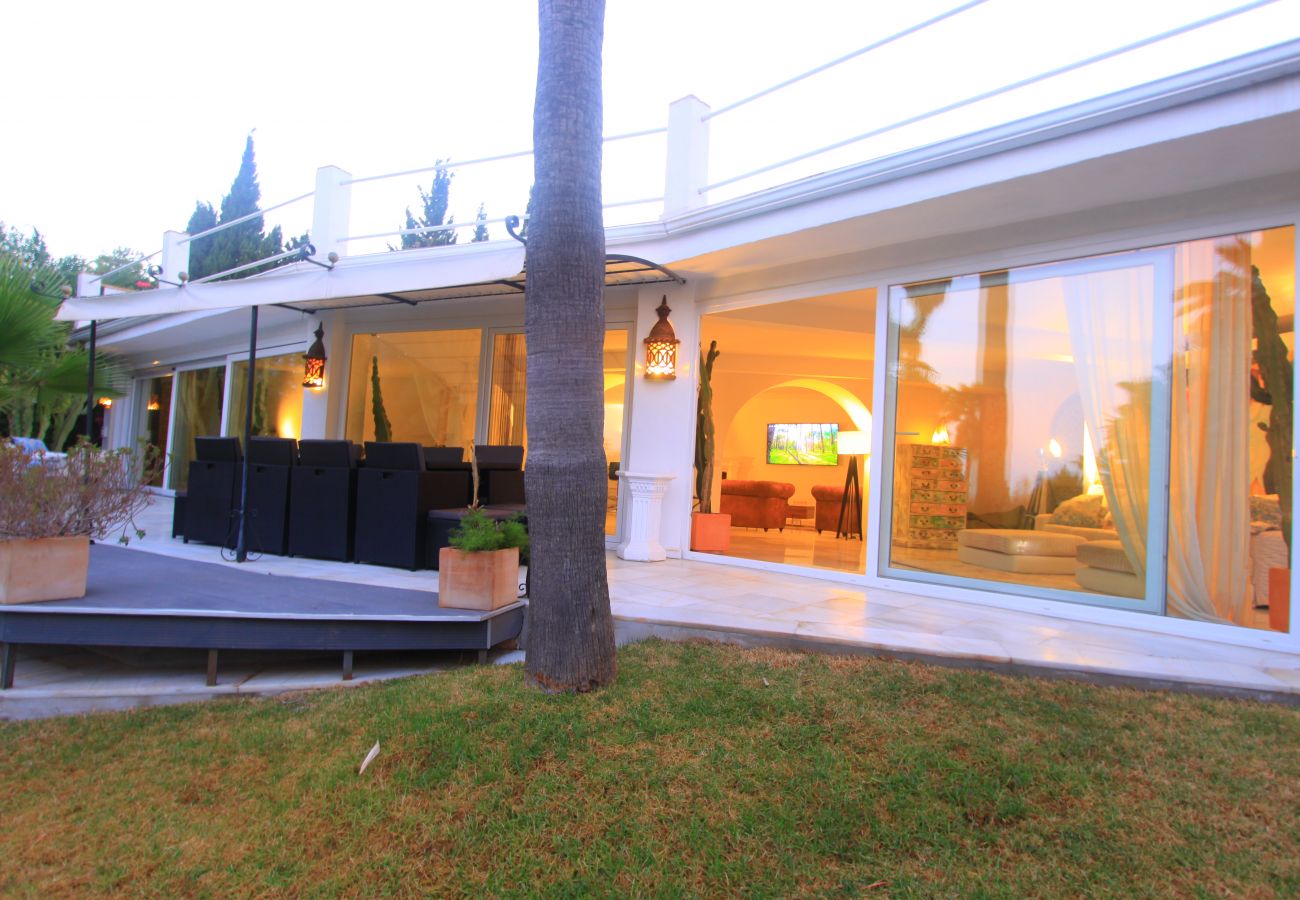 Villa en Marbella - 2042 Elegante Villa con Jardín, Piscina Climatizada y Diseño Espacioso