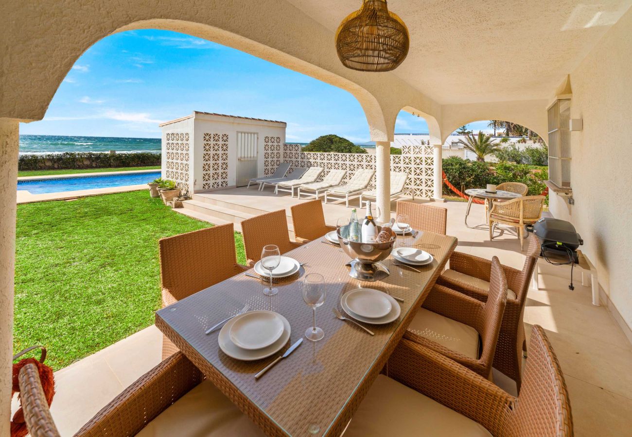 Villa en Marbella - 1100 Increíble Villa Frente al Mar en Marbesa con Piscina y Jardín